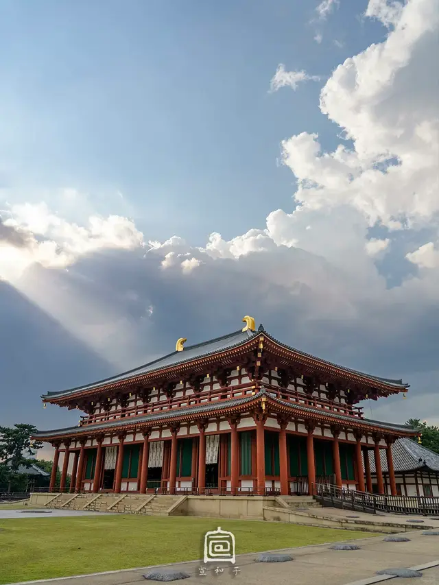 重建的中金堂朱红外观与云天