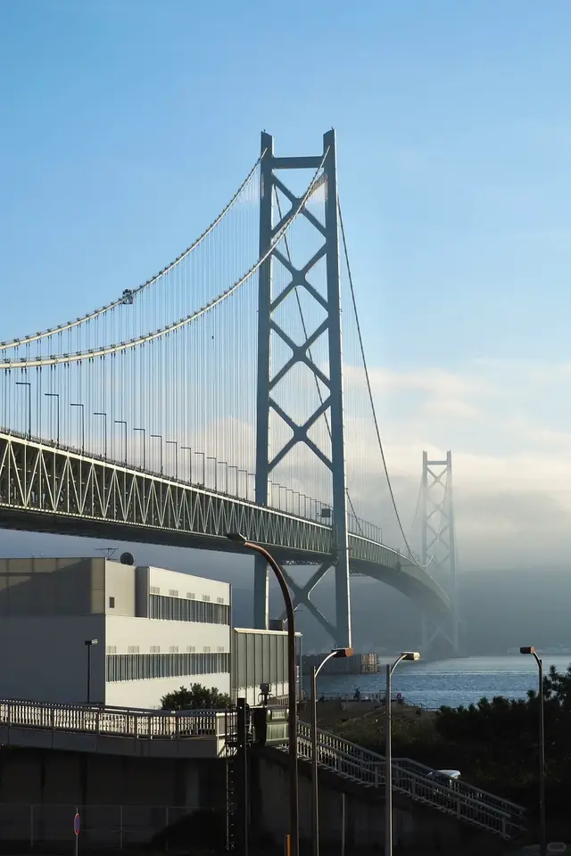 明石海峡大桥与桥下散步道入口建筑全景