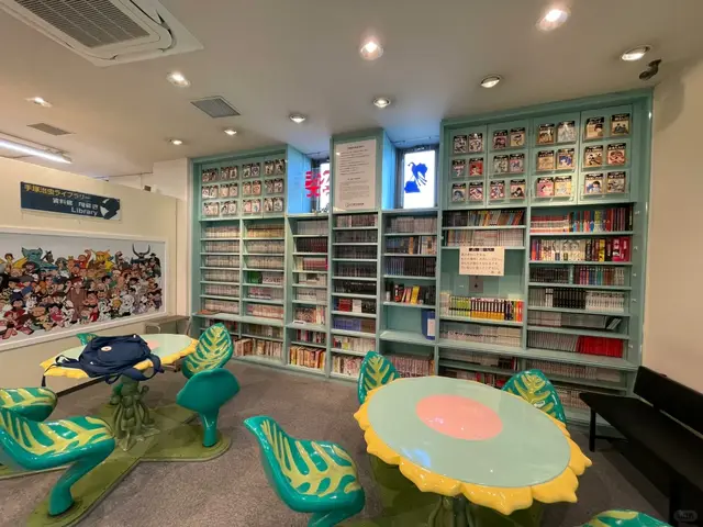 漫画图书室与叶子造型桌椅