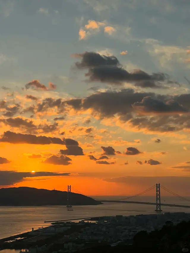 山顶看日落,明石海峡大桥剪影