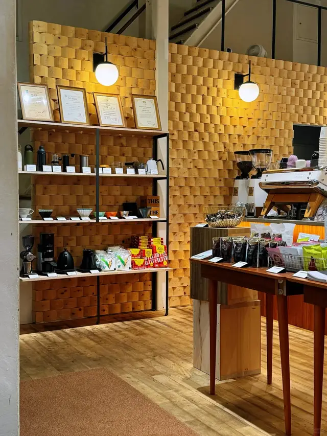 店内的木墙和咖啡器具架