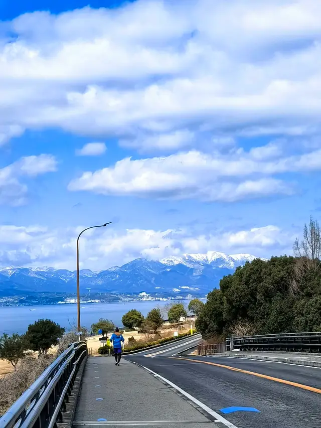 沿湖的道路和步道,湖与雪山就在一旁