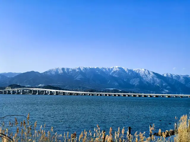琵琶湖大桥横跨湖面,背后比良山