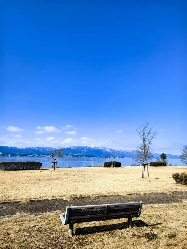 沿线的湖畔公园长椅,人很少