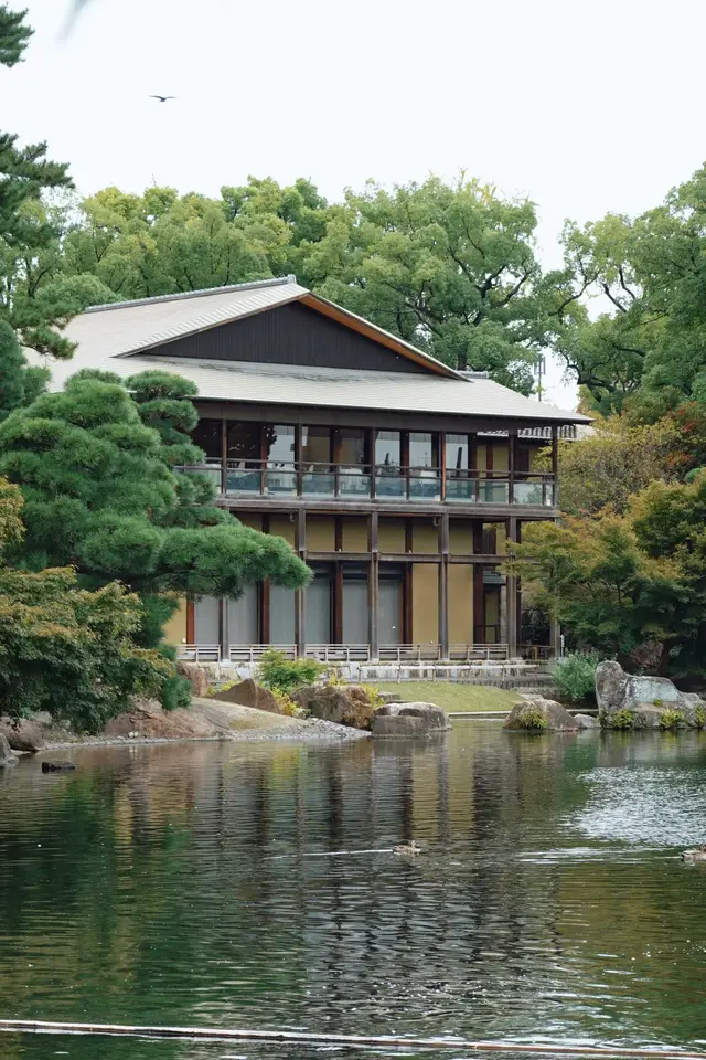 德川园池泉与临水日式楼阁、松树倒影