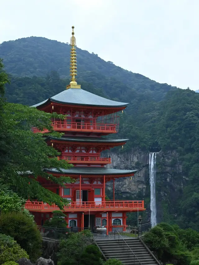 青岸渡寺三重塔和那智瀑布
