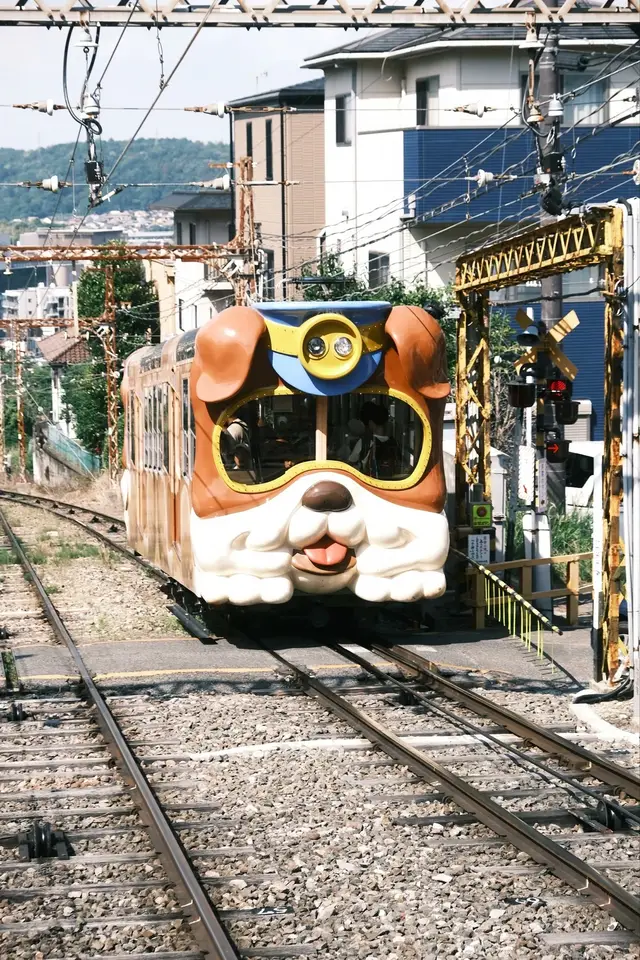 狗狗造型缆车驶过道口