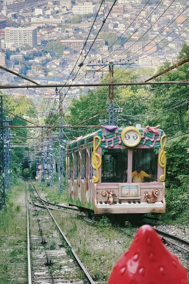 山上线钢琴造型缆车,前景是蛋糕车的草莓装饰