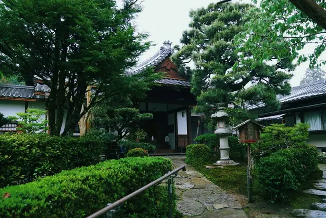 旧竹林院入口:石板路、石灯笼与主屋