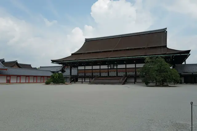 紫宸殿与宽阔白砂庭院全景