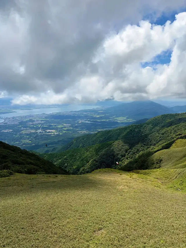 蓬莱山顶草坡俯瞰群山与琵琶湖南湖