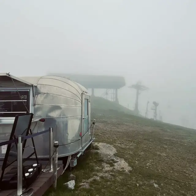 Café 360 的银色 Airstream 拖车咖啡站(雾天)