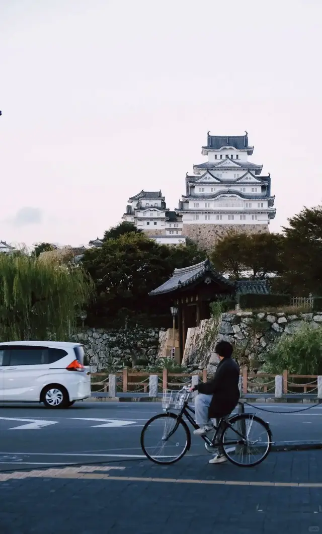 傍晚从城外街道望姬路城与城门