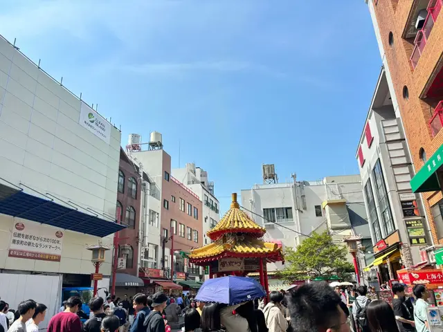 南京町广场中央的黄顶凉亭和人流