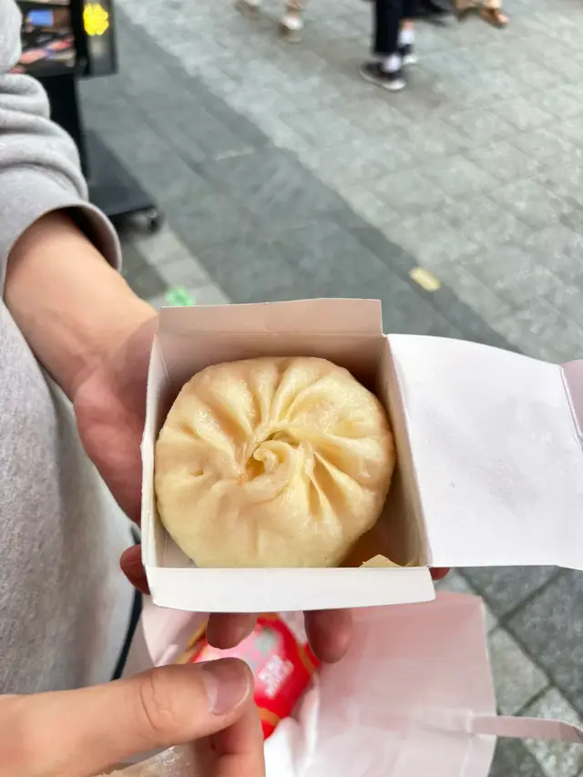 街边买的肉包,纸盒装