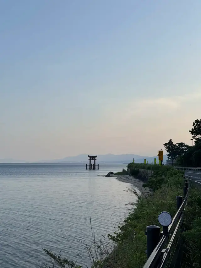 沿湖岸公路远眺,鸟居立在琵琶湖中