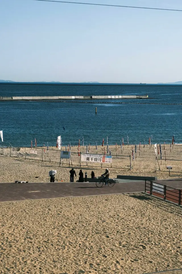 从须磨站旁看空旷的沙滩和海湾防波堤