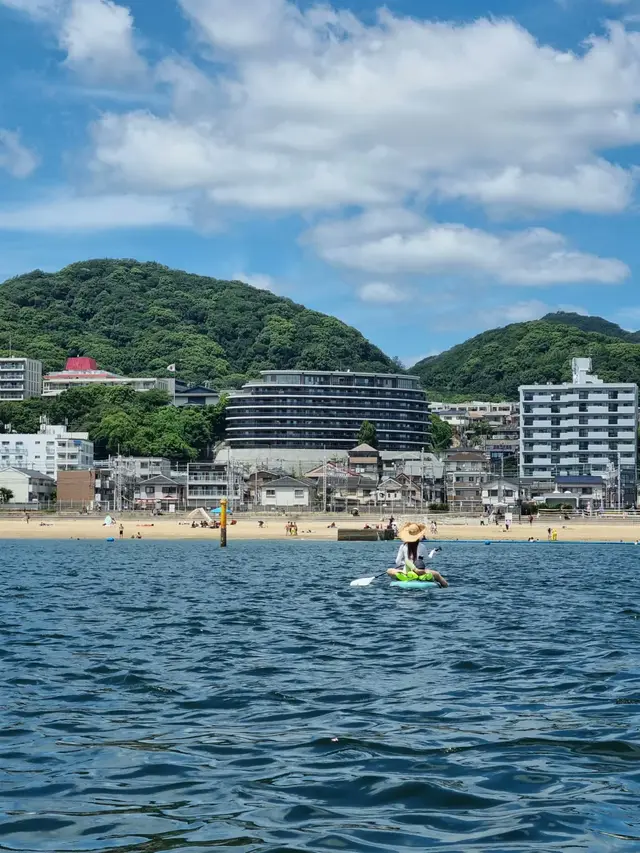从海上回望须磨沙滩和背后的绿山