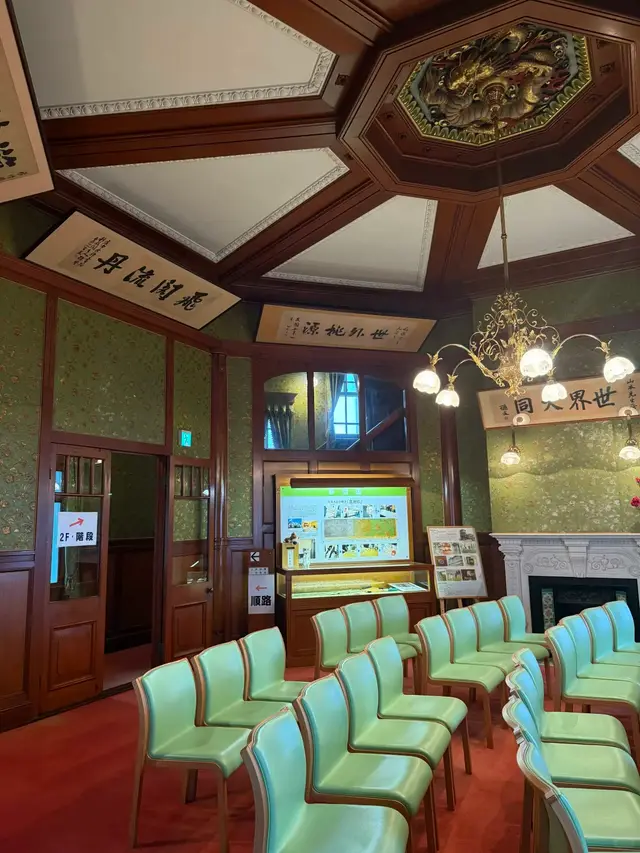 馆内八角形展厅、藻井与孙文题字匾额
