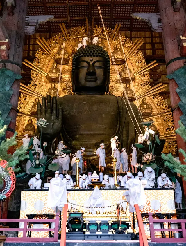 卢舍那大佛正面与金色背光(拭灰仪式中)