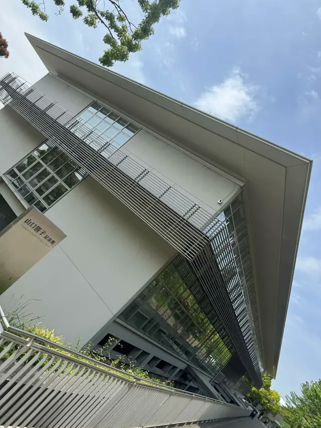星巴克所在的校园建筑外观(斜拍)