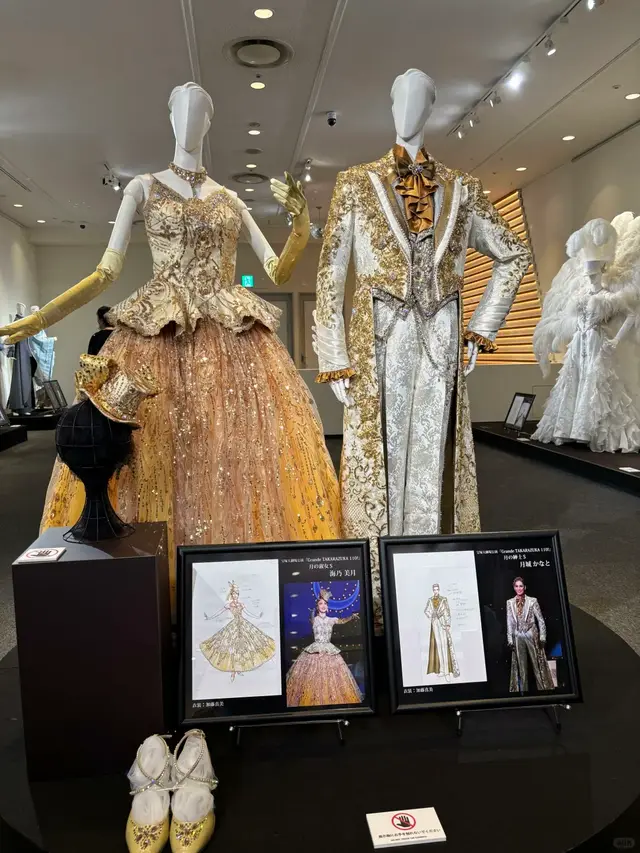 剧场内宝冢歌剧殿堂展出的华丽演出服