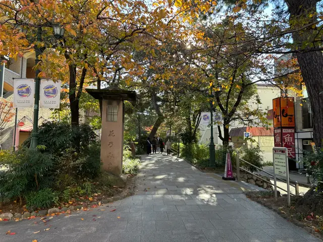 花之道入口石柱与秋叶林荫步道,通往大剧场