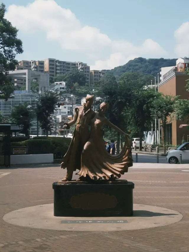 宝冢梦广场的双人舞者铜像,背后是山和街区