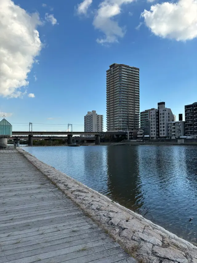 武库川边的木栈道和安静的河面