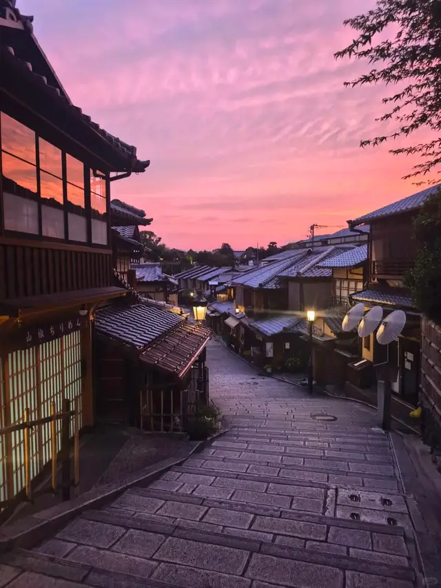 黎明粉色天空下空无一人的二年坂石阶与町屋