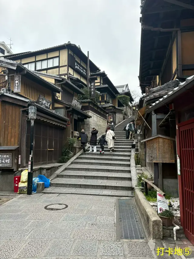 三年坂(产宁坂)石阶和两侧老木屋