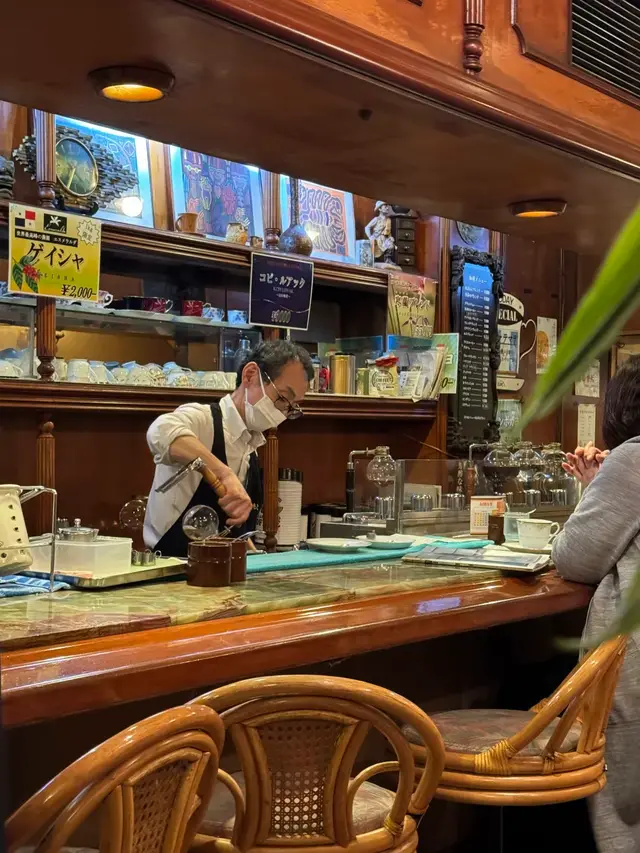 昭和风木质吧台,店主在虹吸壶前煮咖啡