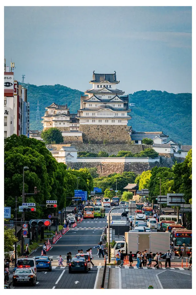 长焦从车站望姬路城,街道车流