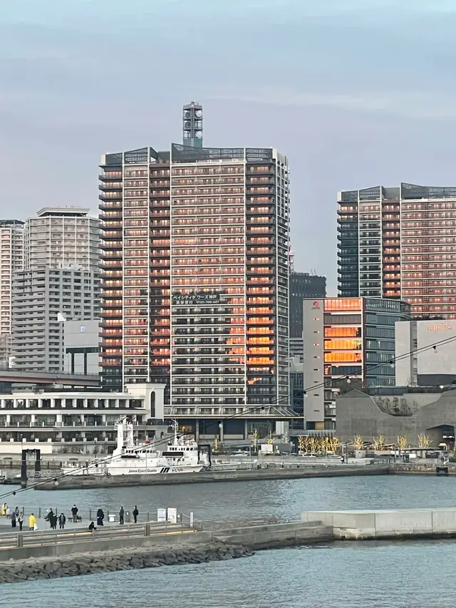 从公园望港湾对岸,海边步道和海上保安厅船